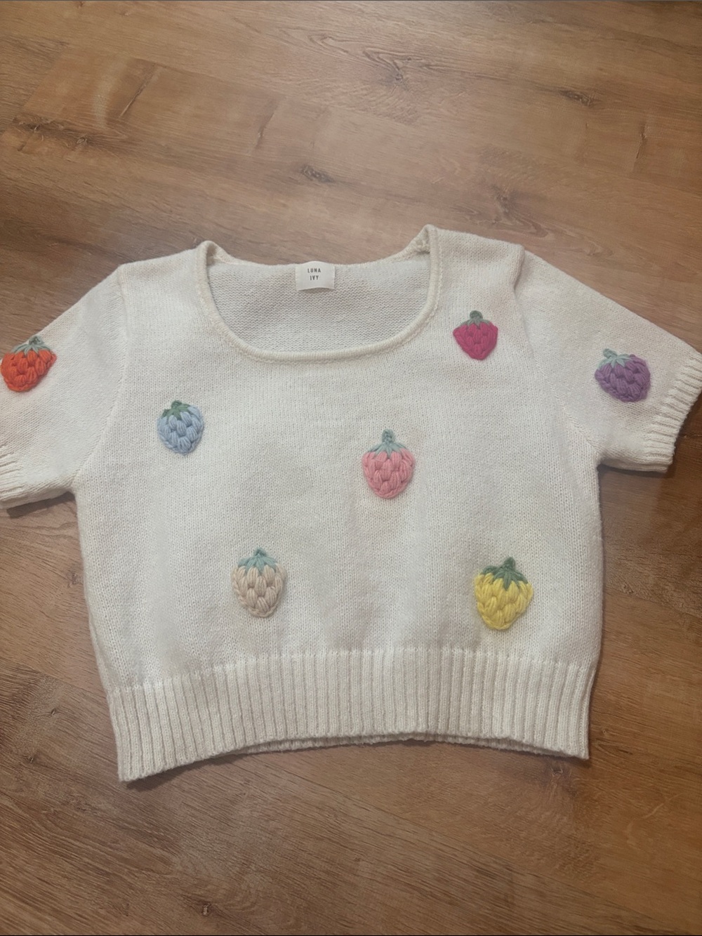 Luna Ivy cream knitted cropped sweater-multi-colored 3D strawberry appliqués M